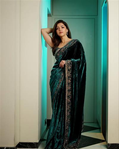 SAREE : PURE SOFT VISCOSE VELVET FABRIC IN BEAUTIFUL EMBROIDERY C-PALLU ZARI, DORI AND SEQUENCE WORK