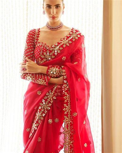 SOFT GEORGETTE FABRIC ON BEAUTIFUL EMBRODERY SEQUANCE WITH  CODING WORK IN LACE WITH CUT WORK BORDER
